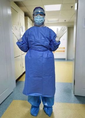 隔著防護服的愛 看不見的臉，看得見的守護